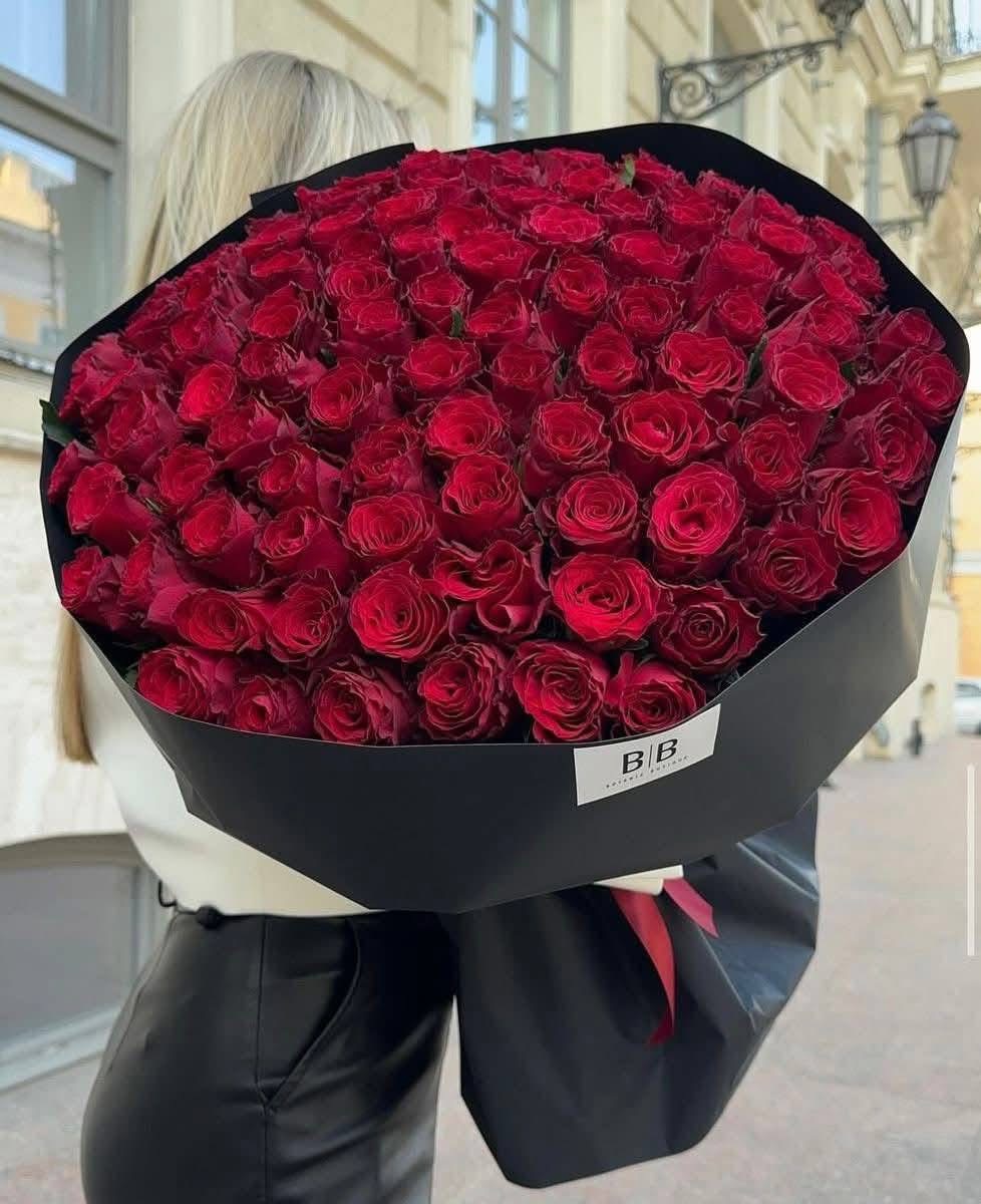Bó hoa Hồng đỏ giấy đen khổng lồ 