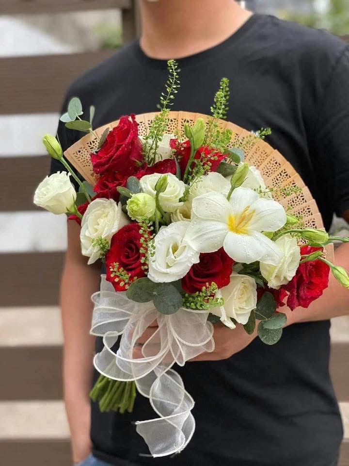 Bó hoa cưới mix quạt tre