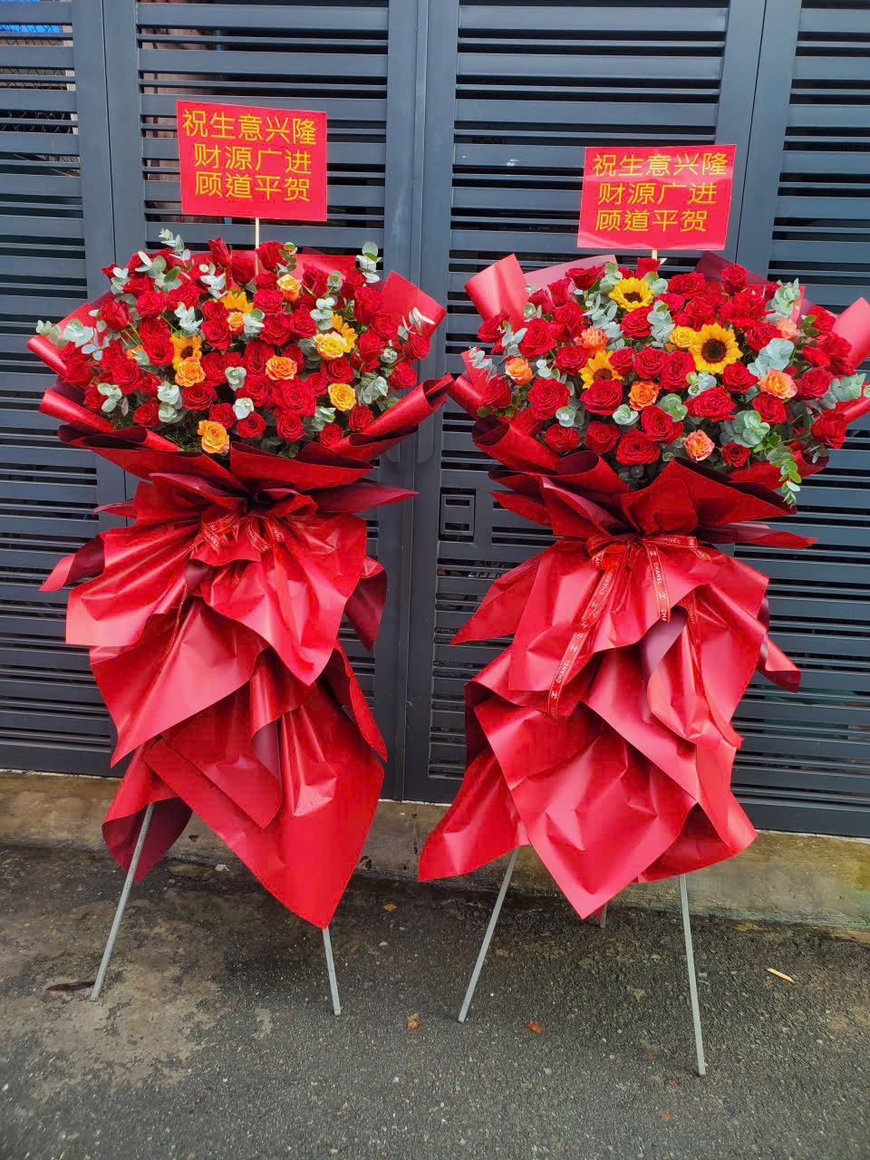 Kệ hoa đỏ rực rỡ