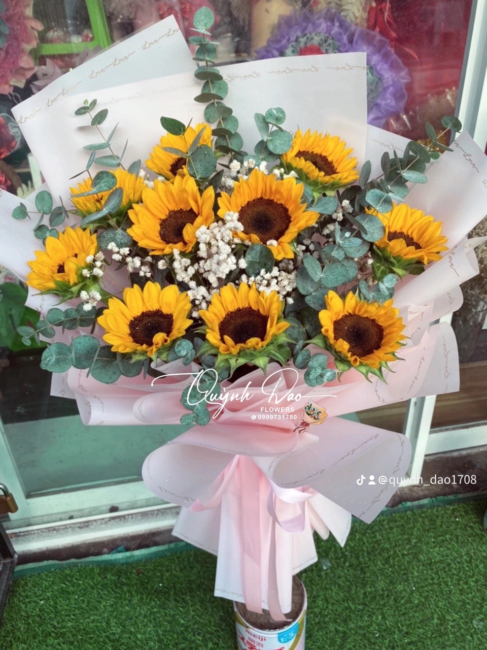 Hoa tốt nghiệp cho bạn nữ