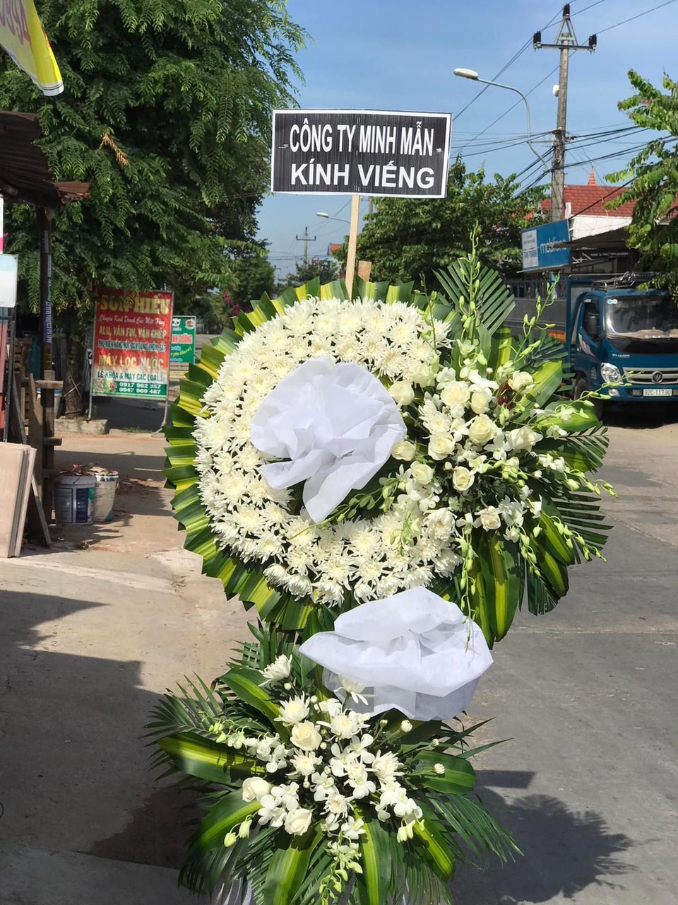 Hoa công ty đi kính viếng