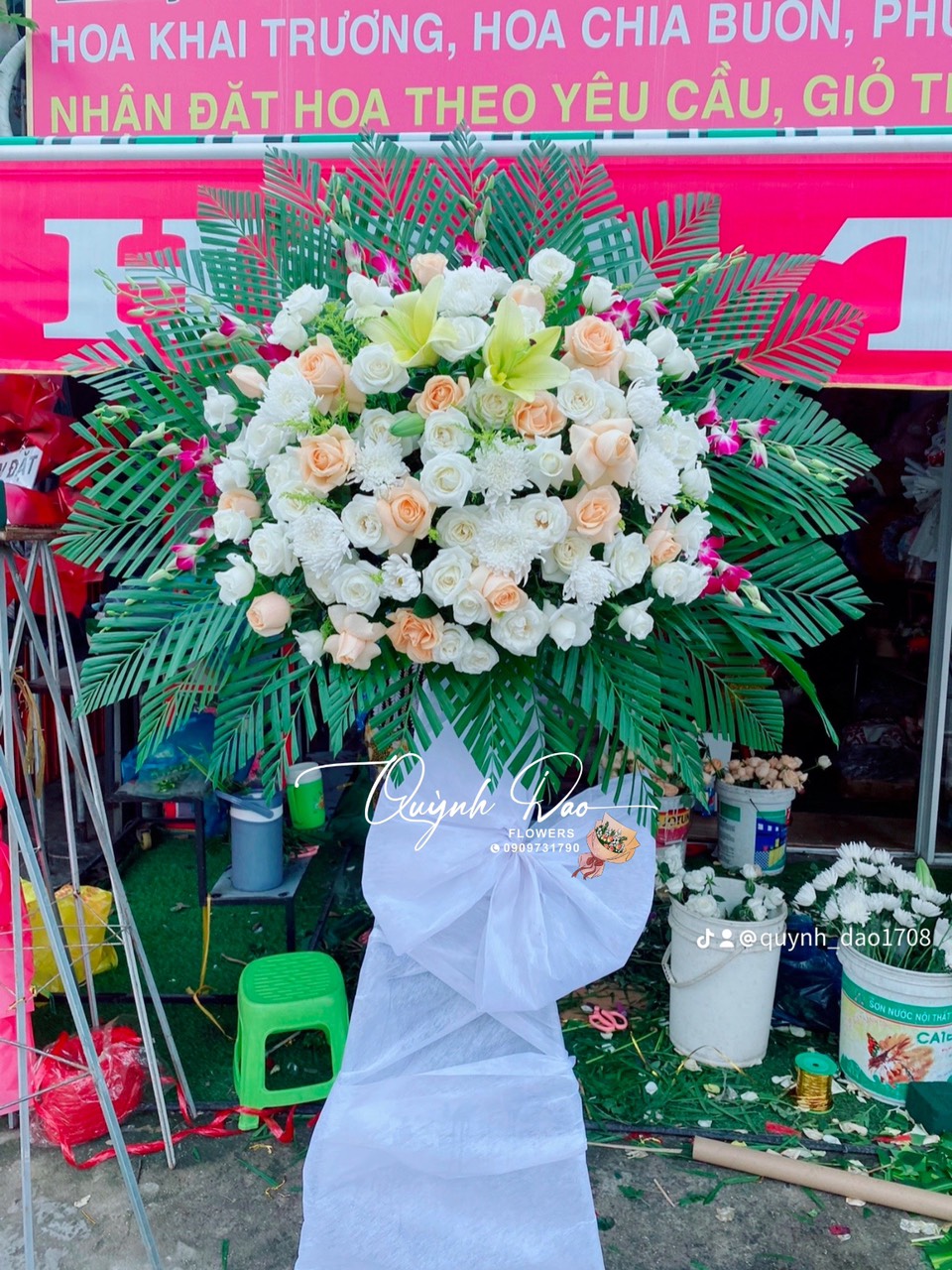 Lẵng hoa vô cùng thương tiếc