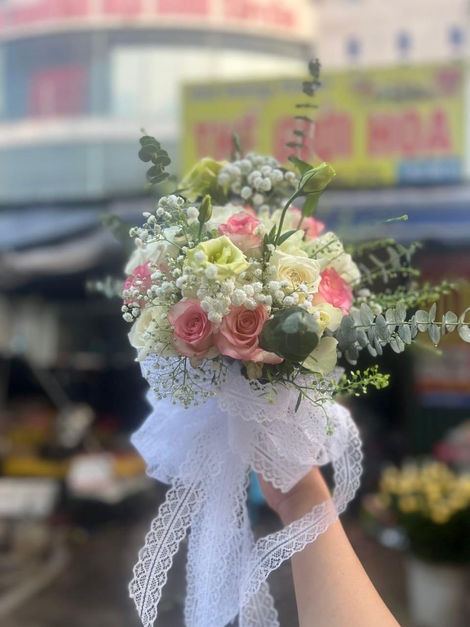 Hoa cưới cầm tay cô dâu
