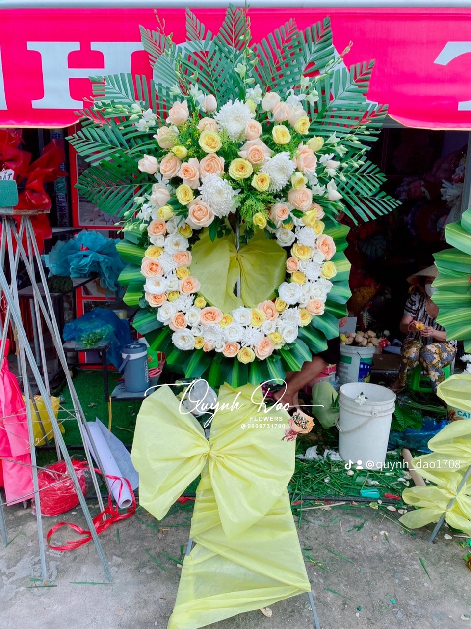 Hoa chia buồn tone vàng 