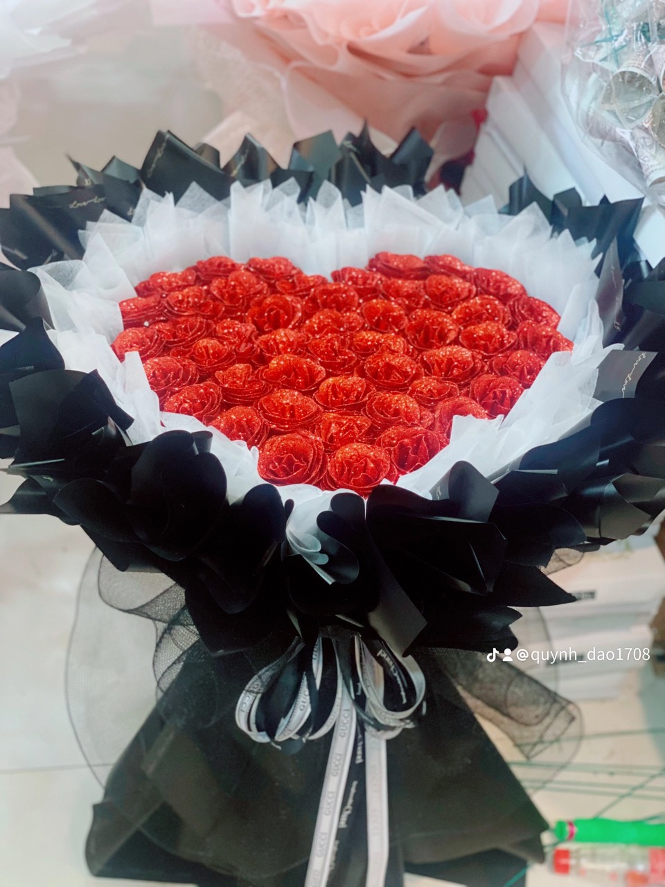 Bó hoa trái tim công chúa tone đen rẻ nhất 