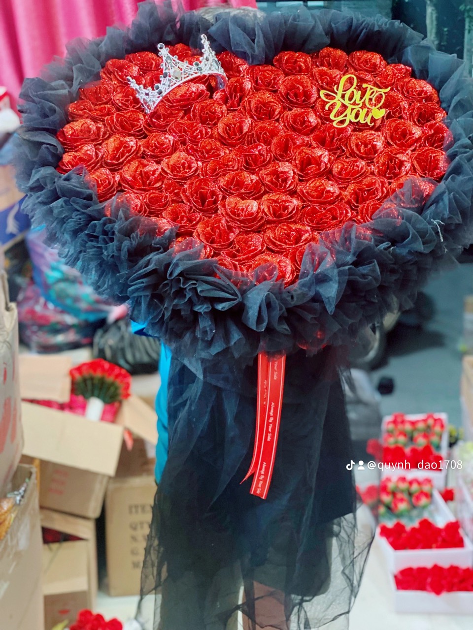 Bó hoa trái tim tone đen đỏ sang trọng, tặng người yêu 