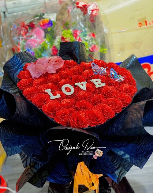 Bó hoa trái tim phối chữ love 