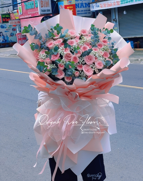 Bó hoa màu hồng khổng lồ