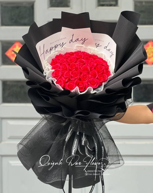 Bó hoa sáp màu đỏ gói giấy đen sang trọng 