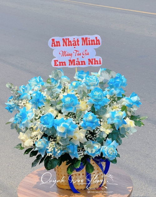 Giỏ hoa tone xanh tặng bạn nam