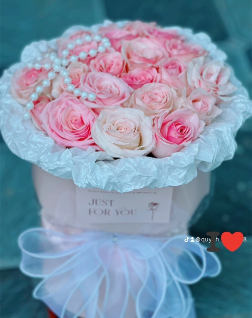 Bó hoa hồng  phối giấy nến xinh , nhẹ nhàng 