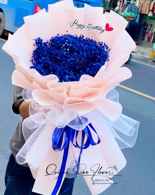 Bó hoa bi khô màu xanh dương tặng bạn trai