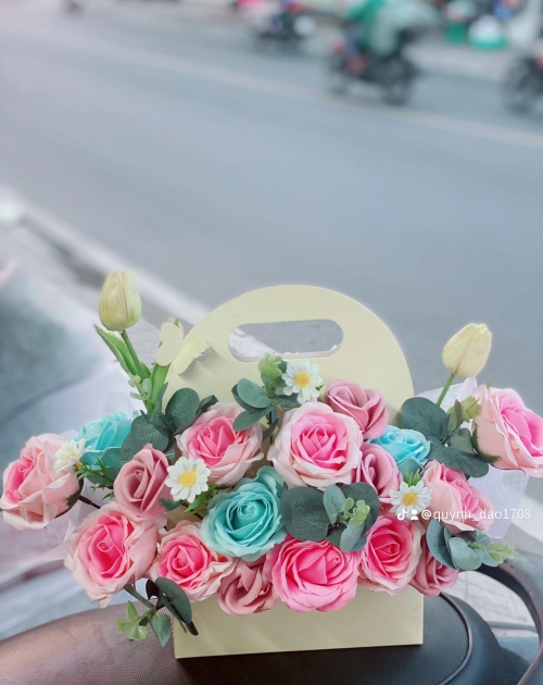 Giỏ hoa sáp để bàn tặng dịp lễ