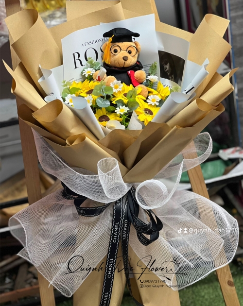 Bó hoa hướng dương sáp kèm gấu tặng tốt nghiệp 