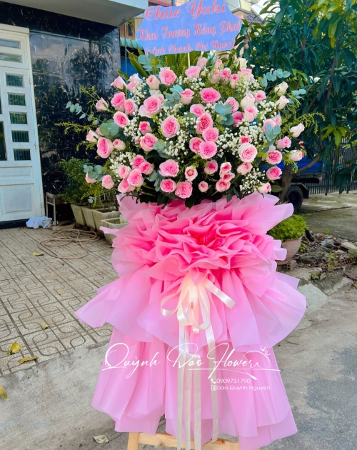 Kệ hoa khai truong tone hồng hiện đại 