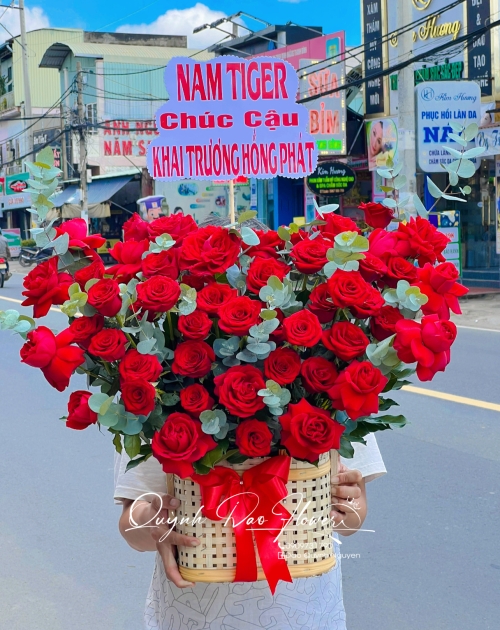 Giỏ hoa hồng đỏ to đẹp tặng khai trương khách hàng 