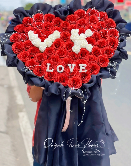 Bó hoa trái tim phối voan tone đen sang trọng 