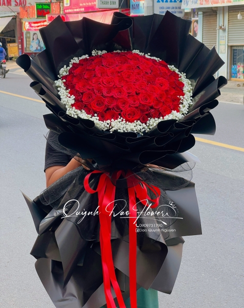 Bó hoa viền bi khổng lồ 