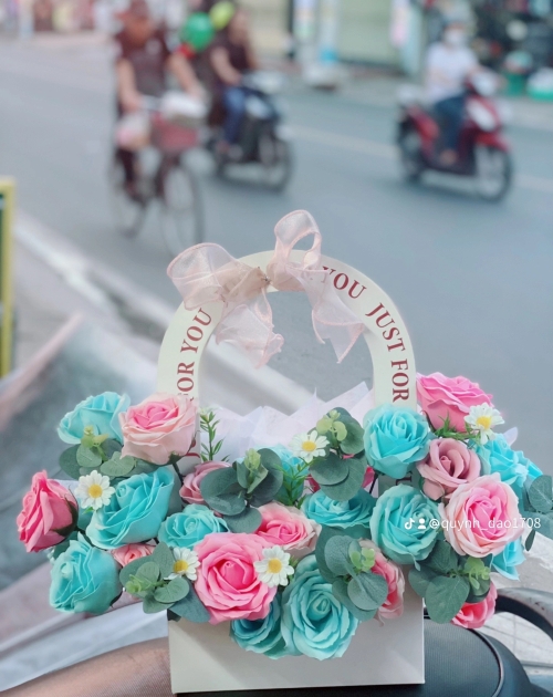 Giỏ hoa sáp để bàn màu xanh