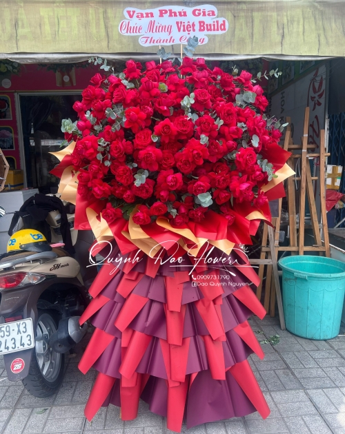 Kệ khai trương đỏ khổng lồ quận 12