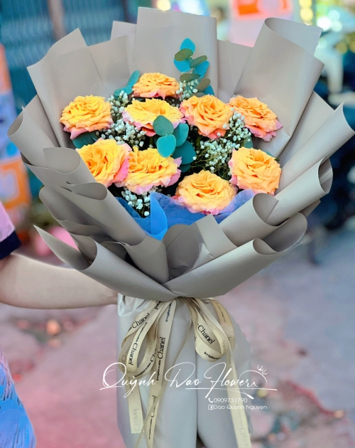 Bó hoa màu cam nhỏ xinh