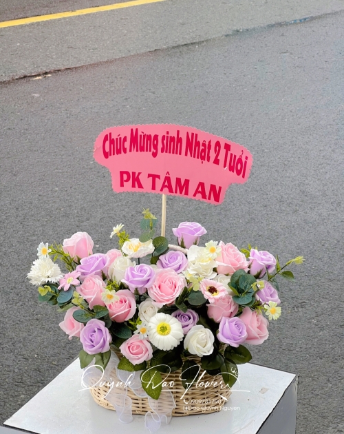 Giỏ hoa sáp tone tím