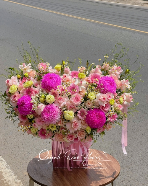 Giỏ hoa khổng lồ màu hồng mix cúc mẫu đơn 