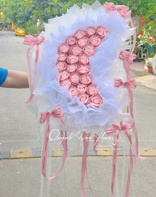 Bó hoa hình mặt trăng dành cho bạn gái tên Nguyệt 