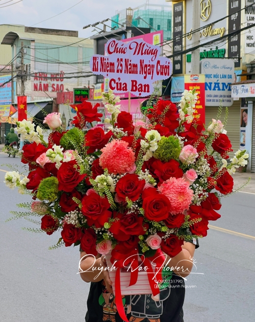 Giỏ hoa đỏ tặng khai trương, sinh nhật gần quận bình Thạnh 