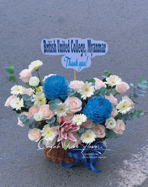 Giỏ hoa xanh dương để bàn