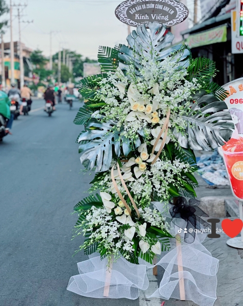 Kệ tang hiện đại cao cấp , shop hoa gần nhất tại thủ đức 