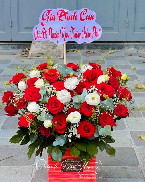Giỏ hoa hồng đỏ mix cát tường trắng 