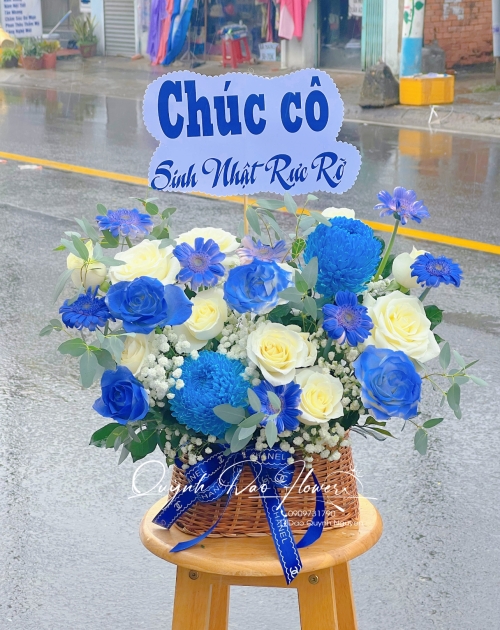 Giỏ hoa nhỏ xanh dương 