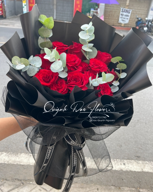 Bó hoa Tone đỏ đen sang trọng 