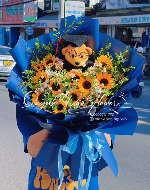 Bó hoa tốt nghiệp kèm gấu to đẹp 