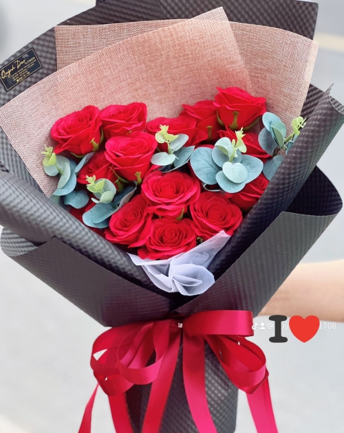 Bó hoa sáp đỏ đơn giản sang trọng  gần quận 2