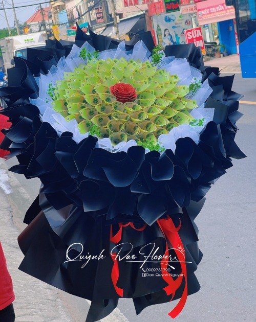 Bó hoa tiền 100k, cầu hôn bạn gái 