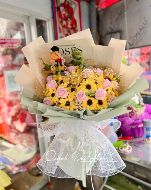 Bó hoa hướng dương mix hoa hồng sáp kèm gấu tốt nghiệp 