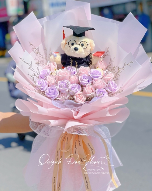 Bó hoa sáp màu tím kèm gấu tốt nghiệp 