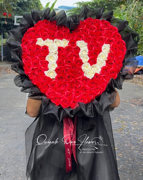 Bó hoa trái tim 99 bông kèm chữ