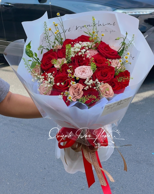 Bó hoa hồng đỏ mix capuchino 