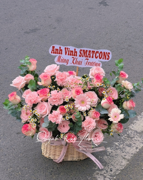 Giỏ hoa để bàn màu hồng 