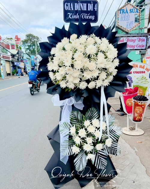 Kệ viếng hoa cúc giấy đen 