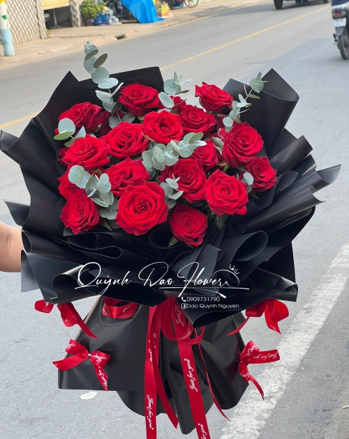 Bó hoa đỏ đen sang trọng tại quận 1