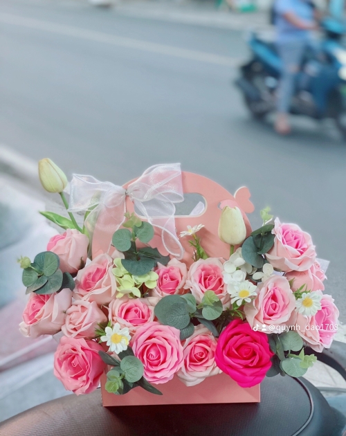 Giỏ hoa sáp nhỏ xinh