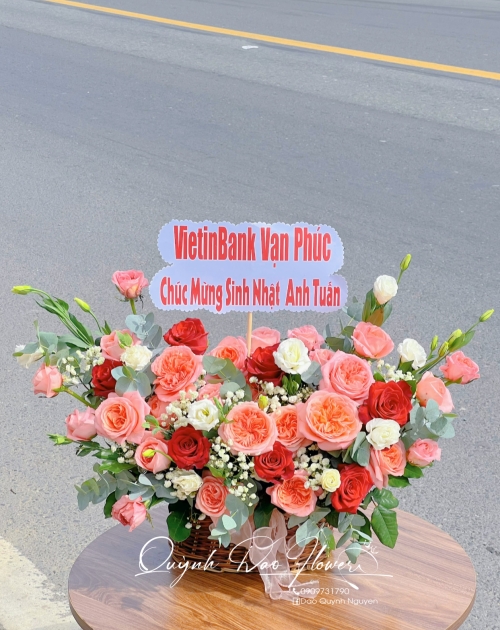 Giỏ hoa màu cam tặng khách nam