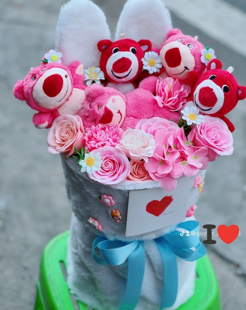 Bó hoa full gấu dâu tai thỏ dễ thương 