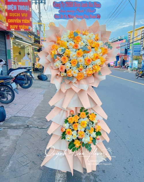 Kệ khai trương vàng cam to đẹp tại Thuận an 