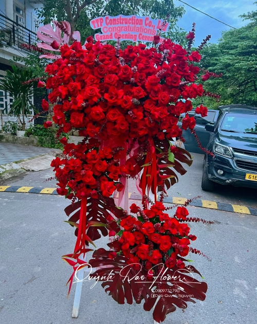 Kệ khai trương màu đỏ khổng lồ