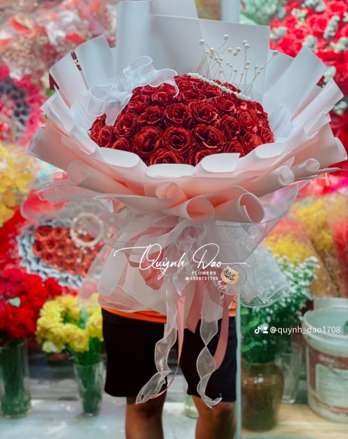 Bó hoa màu đỏ khổng lồ ở Thủ Đức , quận 2